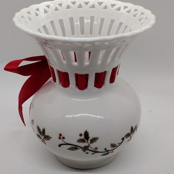 Mikasa Holiday Lace Vase - Picture 4 of 6